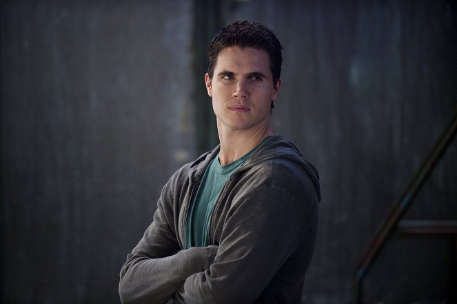 The Tomorrow People - Death's Door - Photos - Robbie Amell