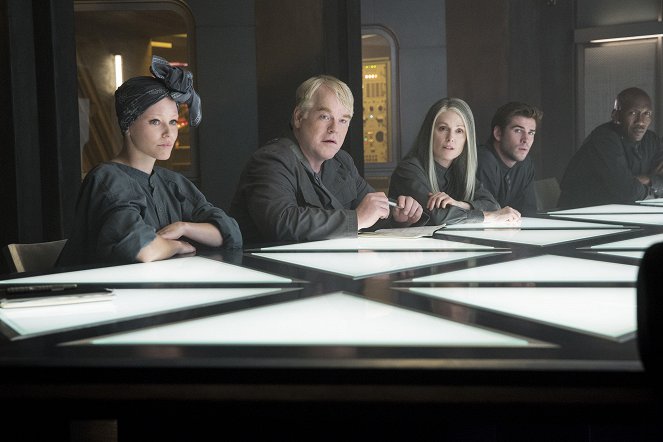 Hunger Games: Síla vzdoru 1. část - Z filmu - Elizabeth Banks, Philip Seymour Hoffman, Julianne Moore, Liam Hemsworth, Mahershala Ali