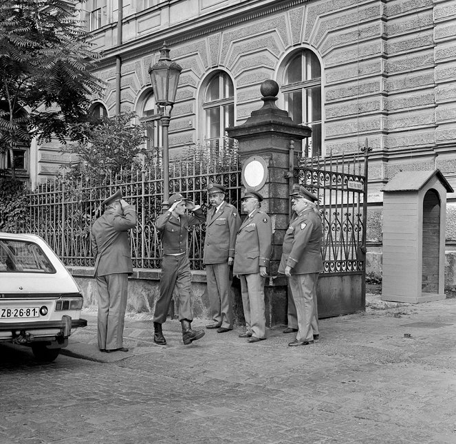 Die Märchenbraut - Ein Taxi und fünf Generäle - Filmfotos - Michal Pešek, Milan Neděla, František Hanus, Oldřich Musil