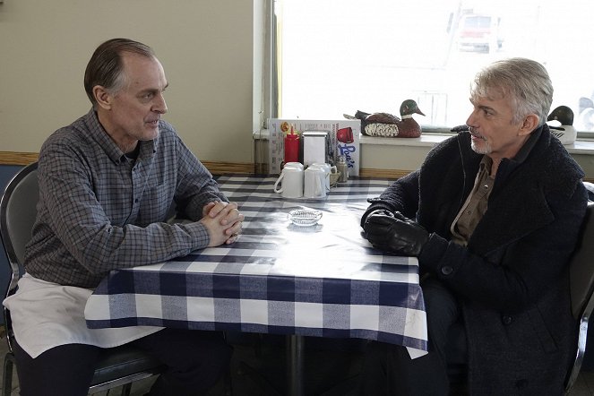 Fargo - Season 1 - Vlk, koza a zelí - Z nakrúcania - Keith Carradine, Billy Bob Thornton