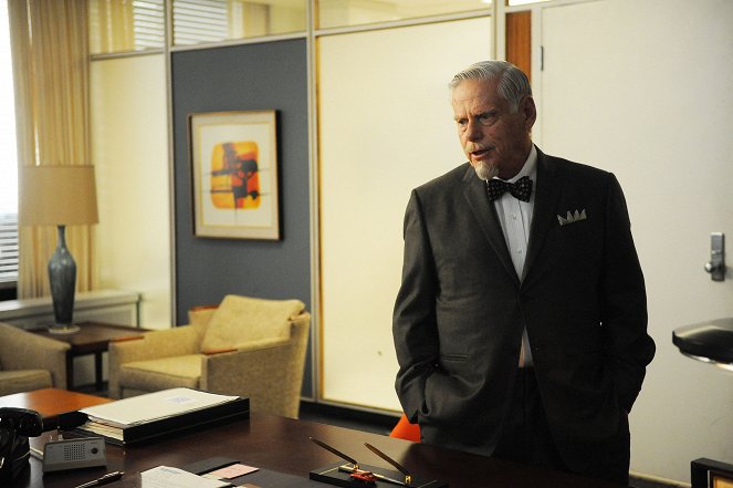 Mad Men - Season 5 - Commissions and Fees - Photos - Robert Morse