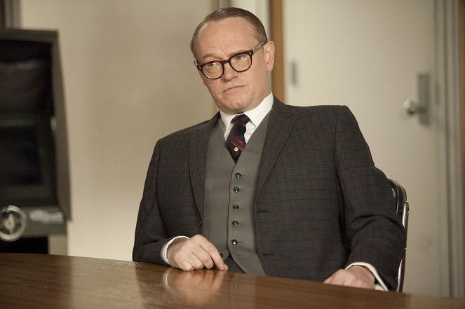 Mad Men - Commissions and Fees - Photos - Jared Harris
