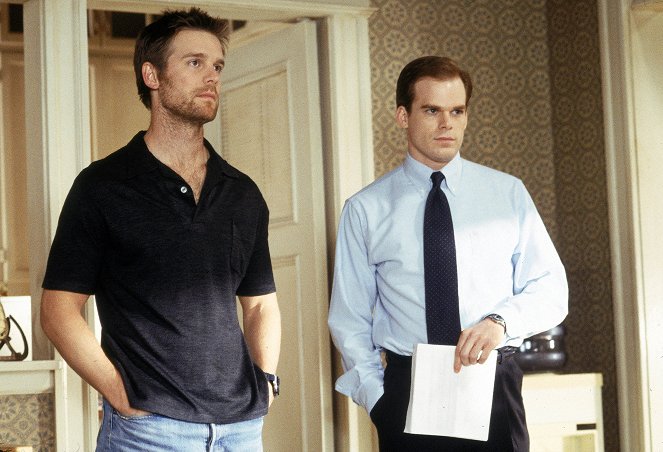Six Feet Under - The Will - Photos - Peter Krause, Michael C. Hall
