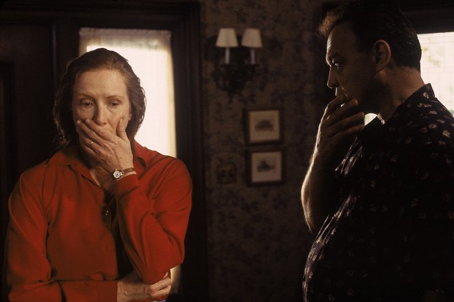 Six Feet Under - Gestorben wird immer - Season 1 - Das geheime Zimmer - Filmfotos - Frances Conroy, Ed O'Ross
