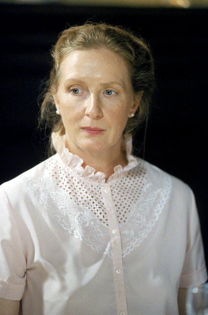 Six Feet Under - In the Game - Photos - Frances Conroy