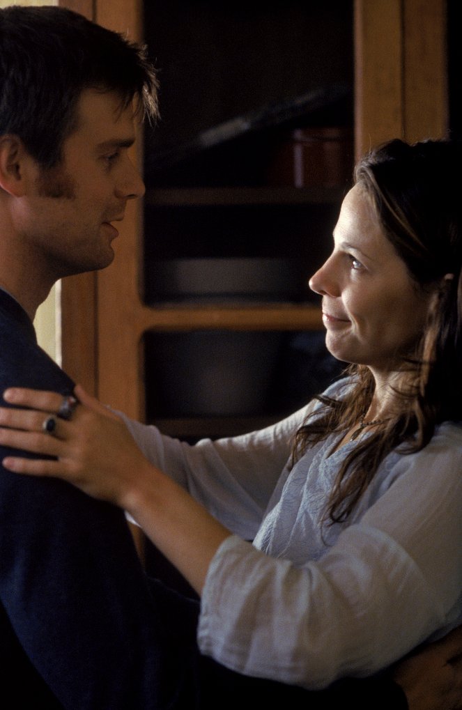 Six Feet Under - Driving Mr. Mossback - Photos - Peter Krause, Lili Taylor