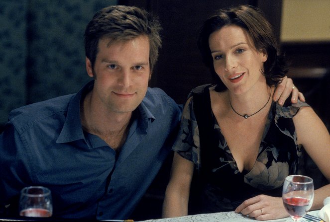 Six Feet Under - In Place of Anger - Photos - Peter Krause, Rachel Griffiths