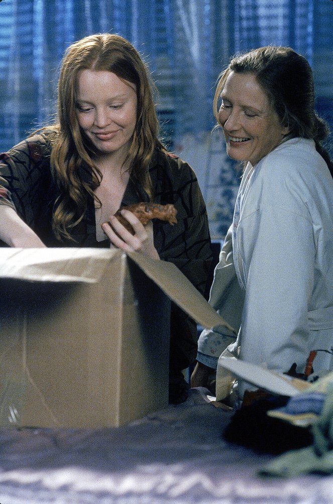 Six Feet Under - In Place of Anger - Photos - Lauren Ambrose, Frances Conroy