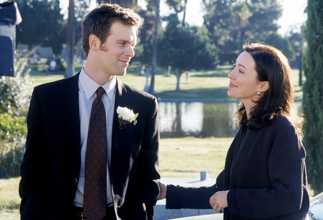 Six Feet Under - Back to the Garden - Photos - Peter Krause, Molly Parker