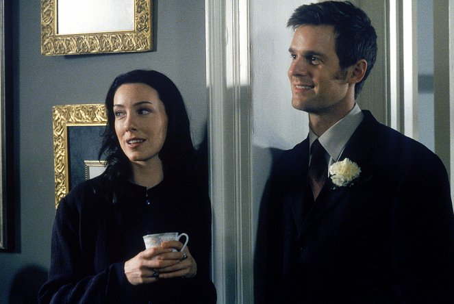Six Feet Under - Back to the Garden - Photos - Molly Parker, Peter Krause