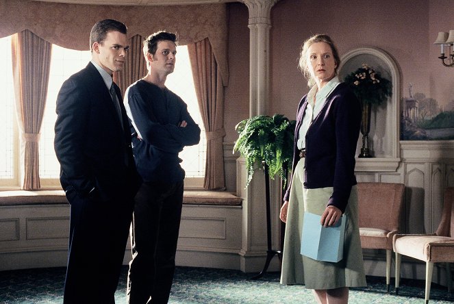 Six Feet Under - The Liar and the Whore - Photos - Michael C. Hall, Peter Krause, Frances Conroy
