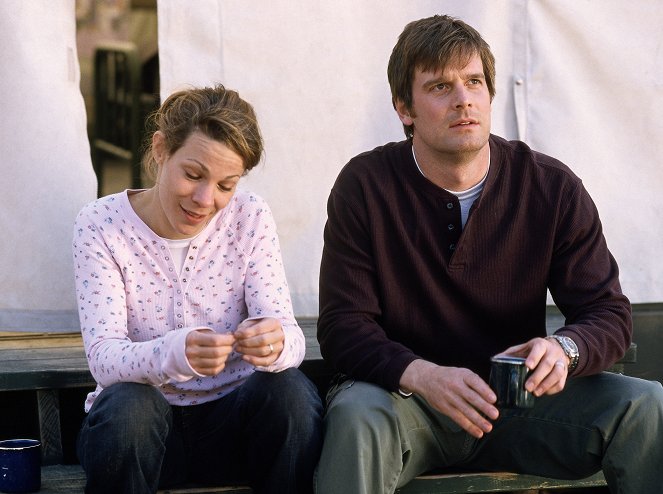 Six Feet Under - Season 3 - Making Love Work - Photos - Lili Taylor, Peter Krause