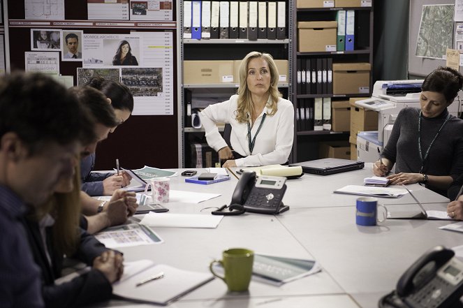 The Fall - Season 2 - These Troublesome Disguises - Photos - Gillian Anderson, Claire Rafferty