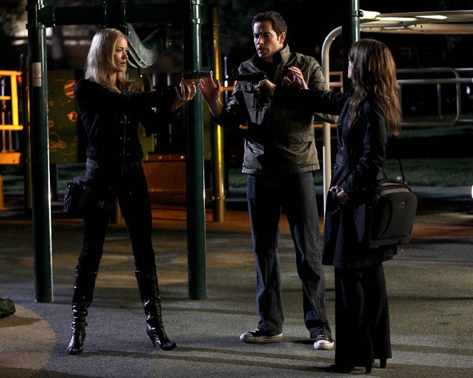 Chuck - Season 4 - Chuck Versus the Aisle of Terror - Photos - Yvonne Strahovski, Zachary Levi