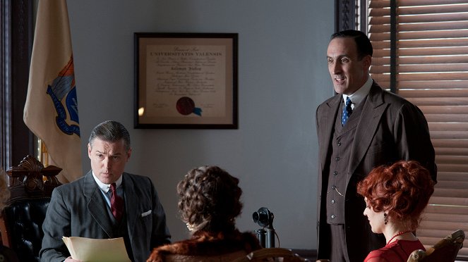 Boardwalk Empire - Season 2 - What Does the Bee Do? - Photos - Victor Verhaeghe