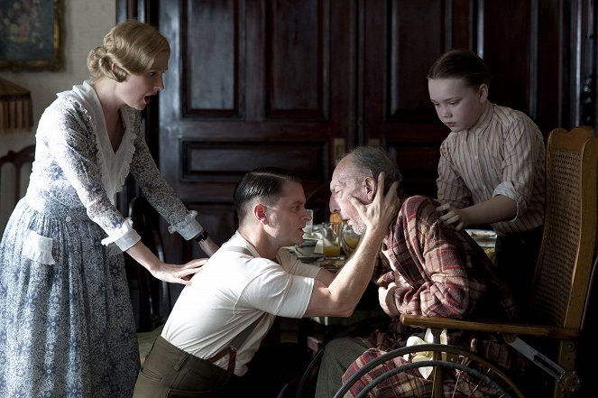 Boardwalk Empire - Two Boats and a Lifeguard - Photos - Shea Whigham, Tom Aldredge, Charlie Plummer