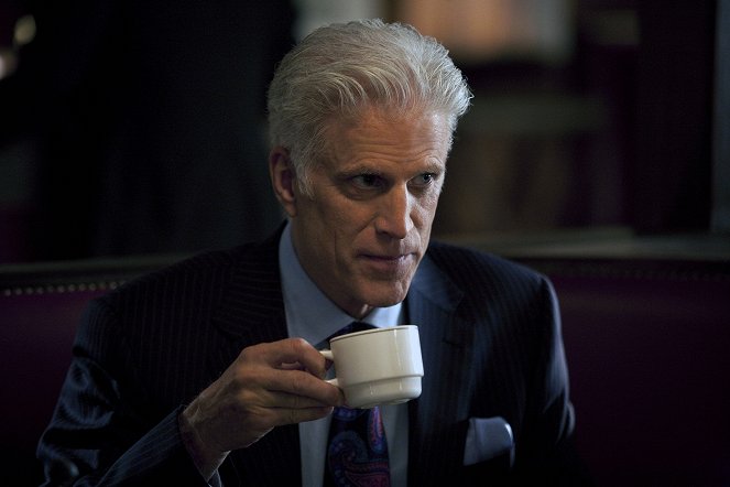 Bored to Death - Season 3 - The Blonde in the Woods - Photos - Ted Danson