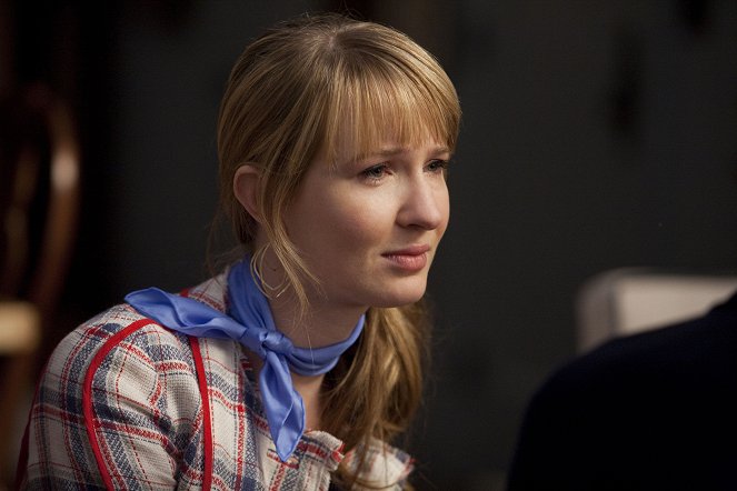 Bored to Death - Season 3 - The Black Clock of Time - Photos - Halley Feiffer