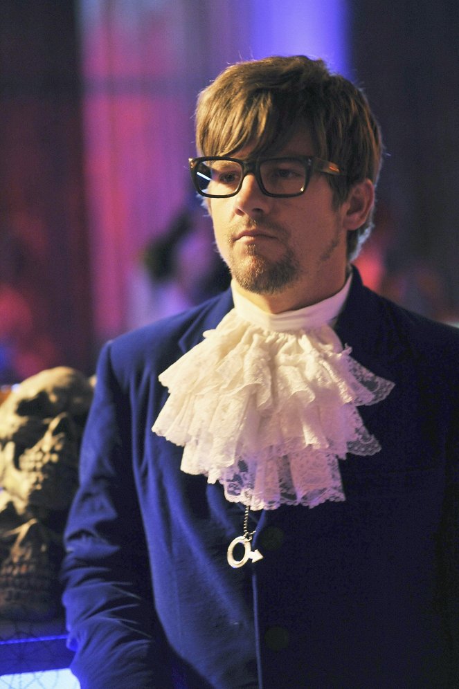 Happy Endings - Season 2 - Spooky Endings - Photos - Zachary Knighton