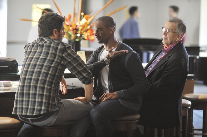 Happy Endings - Season 2 - Lying Around - Photos - Damon Wayans Jr., Brent Musburger