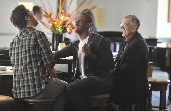 Happy Endings - Season 2 - Lying Around - Photos - Damon Wayans Jr., Brent Musburger