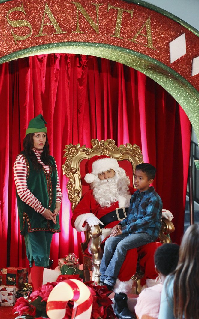 Happy Endings - Grinches Be Crazy - Photos - Adam Pally
