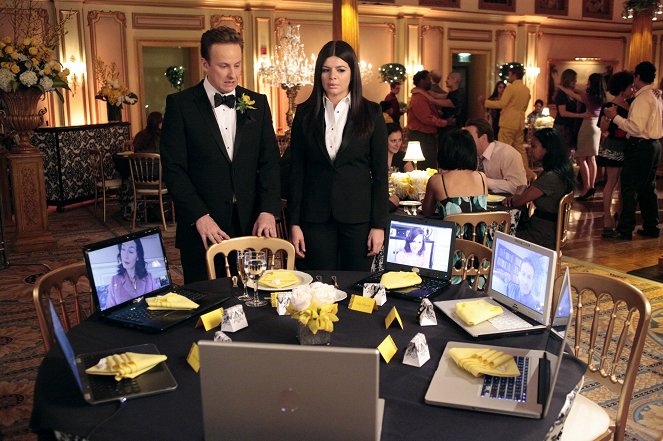 Happy Endings - Season 2 - Four Weddings and a Funeral (Minus Three Weddings and One Funeral) - Photos - Stephen Guarino, Casey Wilson
