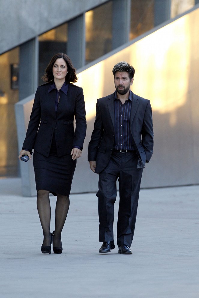 Chuck - Chuck Versus the Frosted Tips - Photos - Carrie-Anne Moss, Joshua Gomez