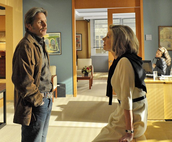The Good Wife - Season 1 - Doubt - Photos - Gary Cole, Christine Baranski