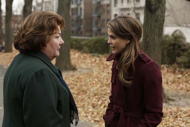 The Americans - A Little Night Music - Van film - Margo Martindale, Keri Russell