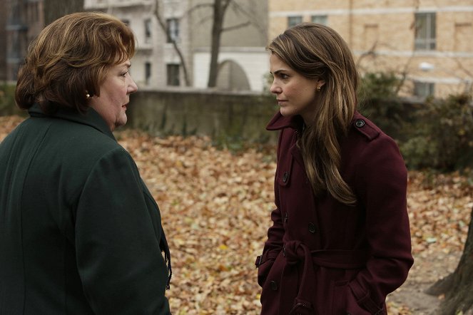 The Americans - A Little Night Music - Van film - Margo Martindale, Keri Russell