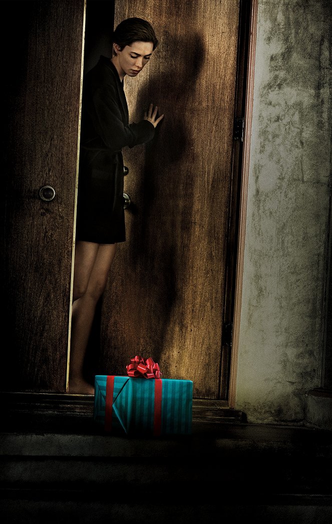 Darček - Promo - Rebecca Hall