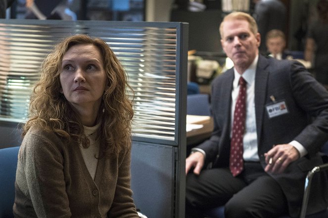 The Americans - Baggage - Photos - Noah Emmerich