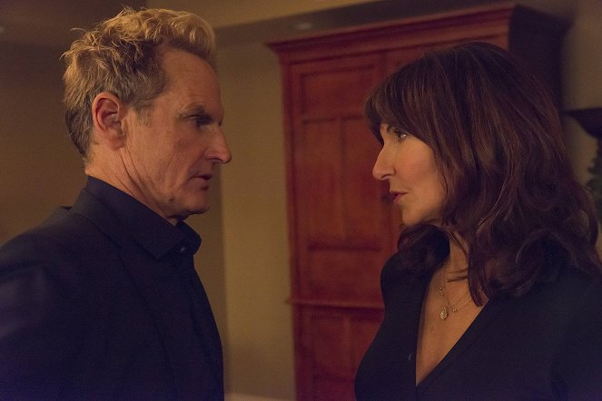 Justified - The Toll - Photos - Jere Burns, Mary Steenburgen