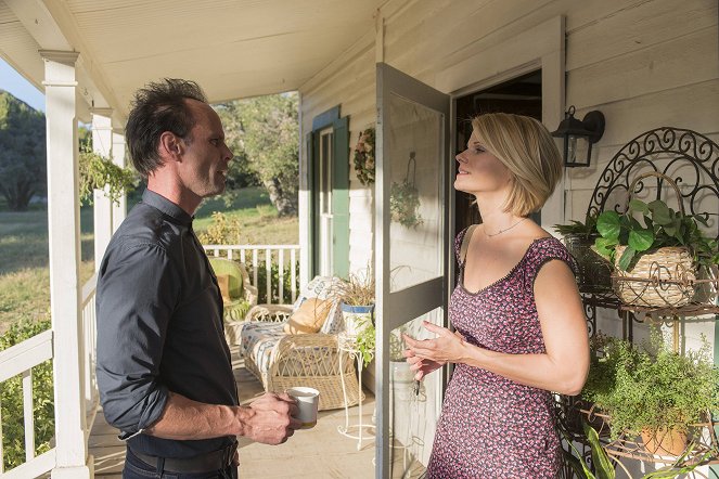 Justified - Fate's Right Hand - Photos - Walton Goggins, Joelle Carter