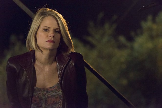 Justified - Fate's Right Hand - Photos - Joelle Carter
