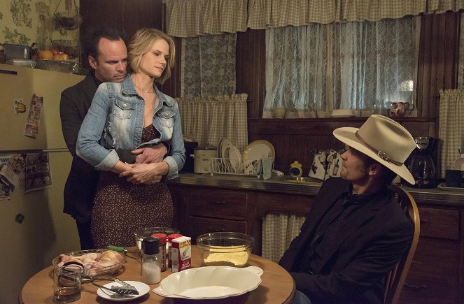 Justified - Alive Day - Photos - Walton Goggins, Joelle Carter, Timothy Olyphant