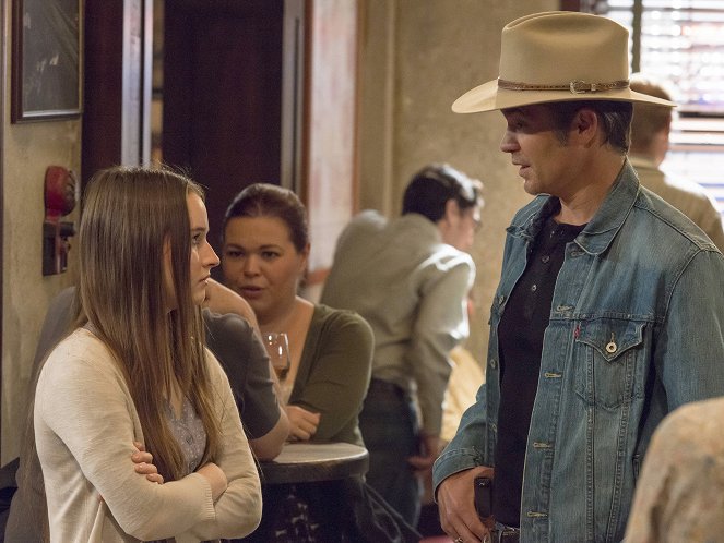 Justified - Burned - Photos - Kaitlyn Dever, Timothy Olyphant