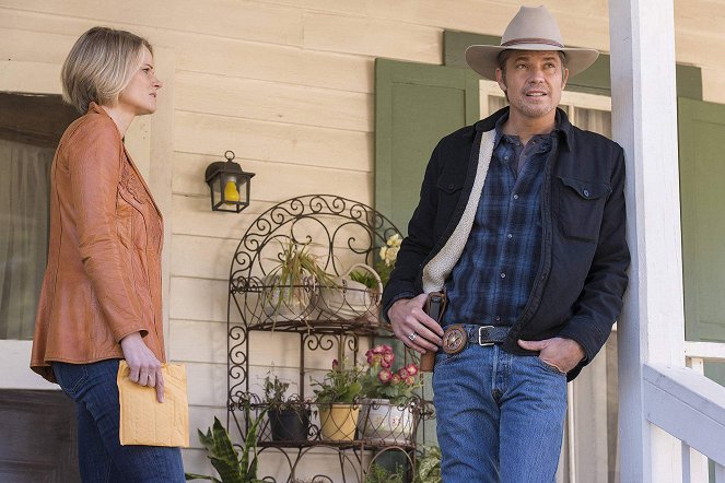 Justified - Trust - Photos - Joelle Carter, Timothy Olyphant