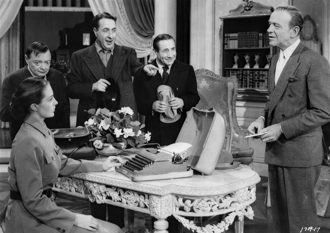 Seidenstrümpfe - Filmfotos - Cyd Charisse, Peter Lorre, Jules Munshin, Joseph Buloff, Fred Astaire
