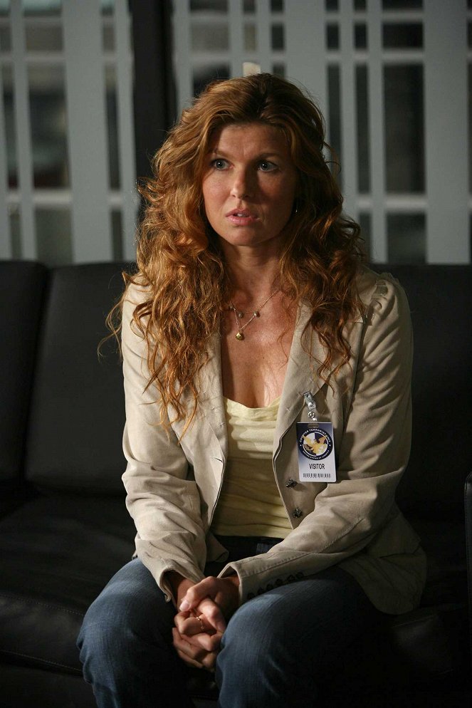 24 horas - Day 5: 11:00 a.m.-12:00 p.m. - De la película - Connie Britton