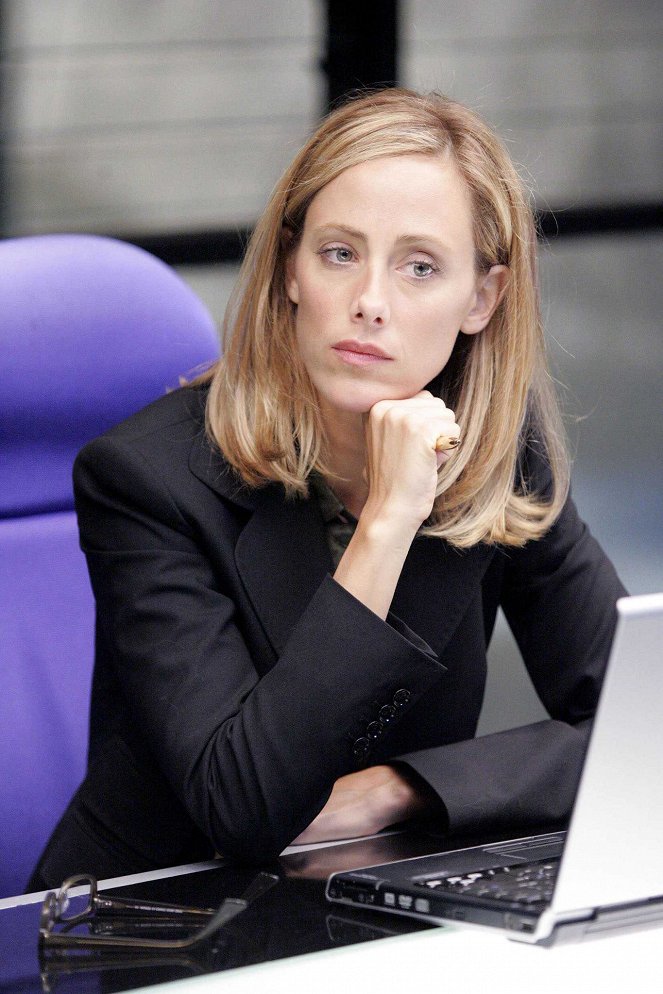 24 horas - Day 5: 12:00 p.m.-1:00 p.m. - De la película - Kim Raver