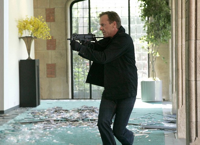 24 - Day 7: 8:00 a.m.-9:00 a.m. - Photos - Kiefer Sutherland