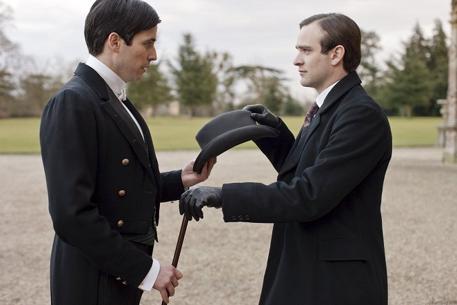 Downton Abbey - Episode 1 - Z filmu - Robert James-Collier, Charlie Cox