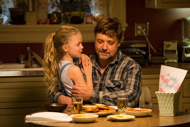 Fathers and Daughters - Photos - Kylie Rogers, Russell Crowe