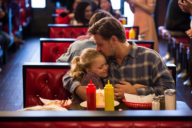 Fathers and Daughters - Van film - Kylie Rogers, Russell Crowe