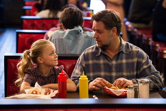 Fathers and Daughters - Photos - Kylie Rogers, Russell Crowe