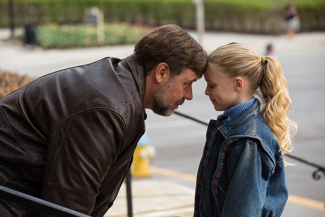 Fathers and Daughters - Photos - Russell Crowe, Kylie Rogers