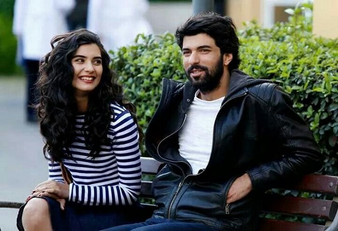 Kara Para Aşk - Filmfotos - Tuba Büyüküstün, Engin Akyürek