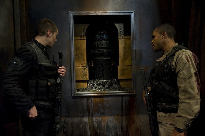 Stargate Universe - Führungskampf auf der Destiny - Filmfotos - Brian J. Smith, Jamil Walker Smith